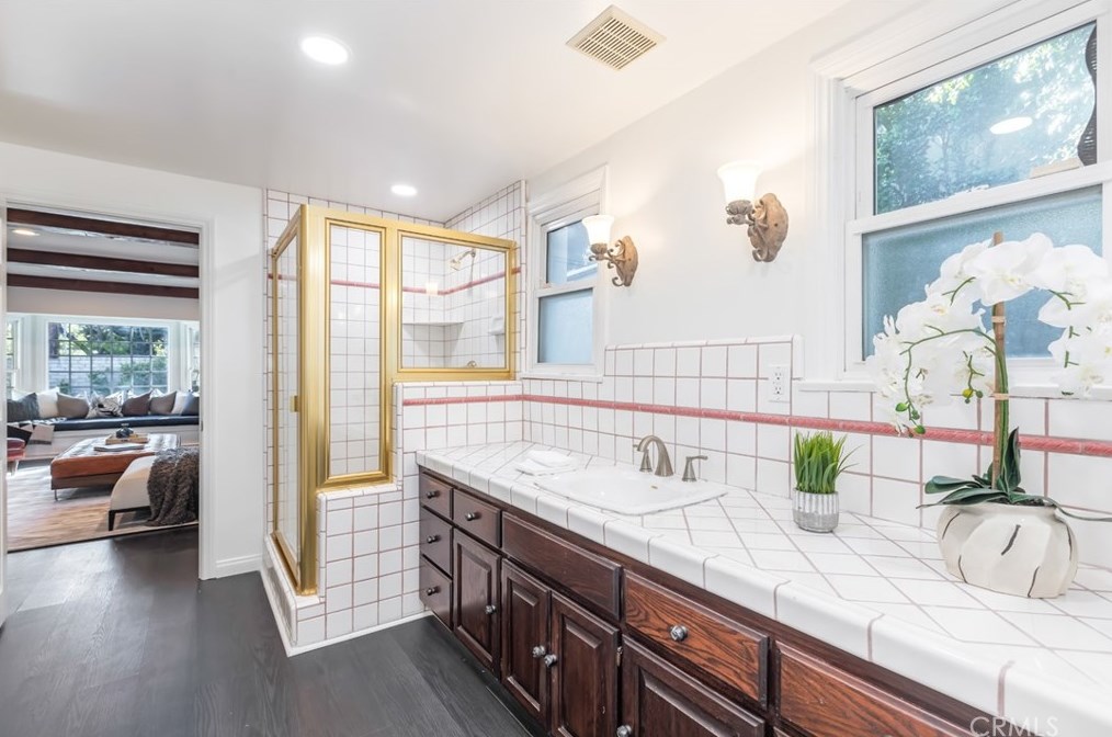 5463 Vanalden Ave, Los Angeles CA  91356-3129 exterior