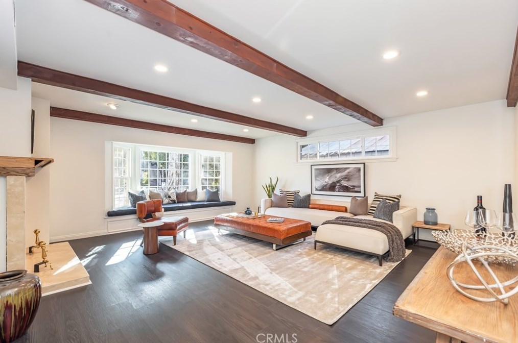 5463 Vanalden Ave, Los Angeles CA  91356-3129 exterior