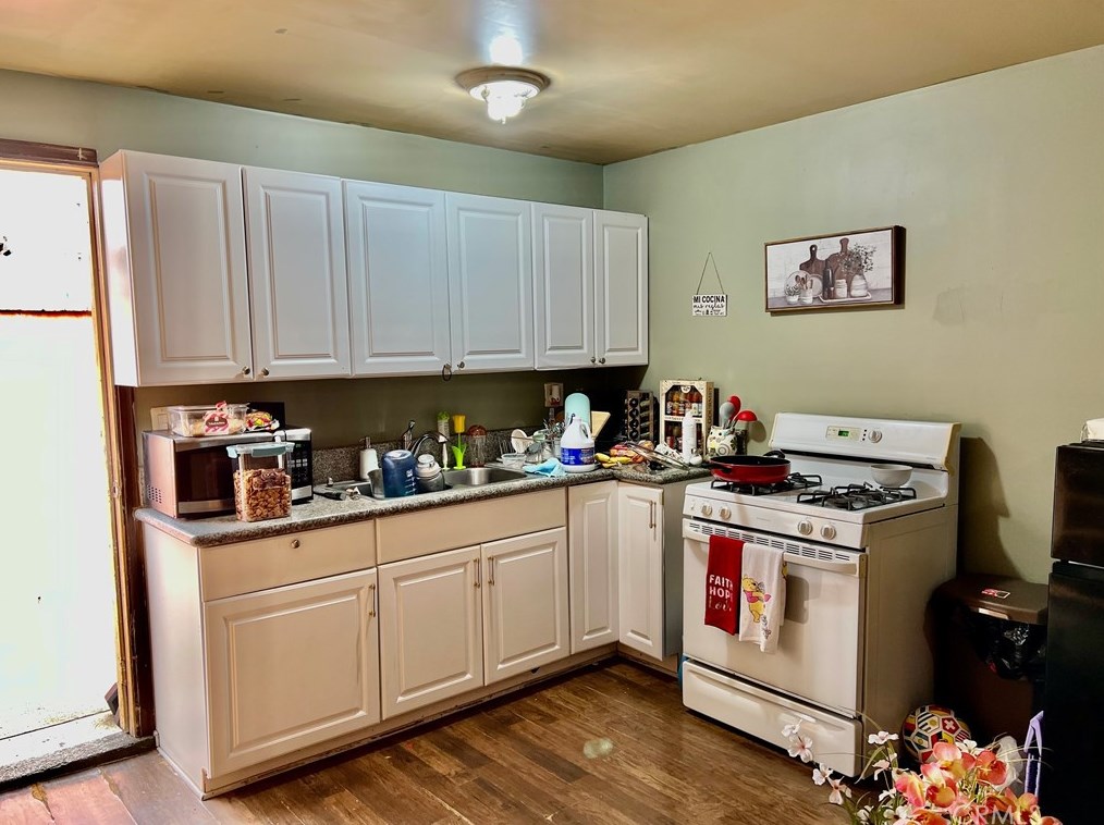 11422 Glenoaks Blvd, Los Angeles CA  91331-1068 exterior