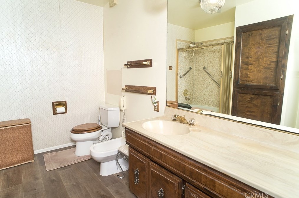 6856 Hesperia Ave, Los Angeles CA  91335-4604 exterior