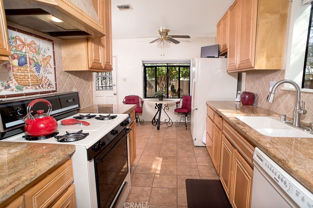 6856 Hesperia Ave, Los Angeles CA  91335-4604 exterior