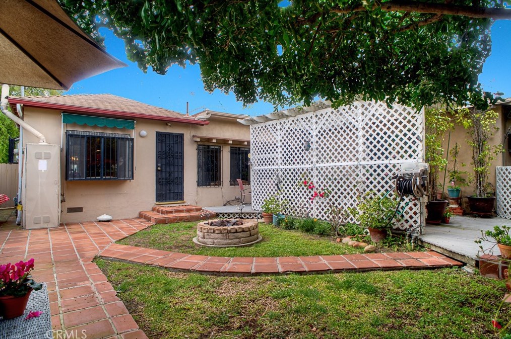 6856 Hesperia Ave, Los Angeles CA  91335-4604 exterior