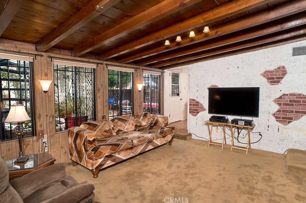 6856 Hesperia Ave, Los Angeles CA  91335-4604 exterior