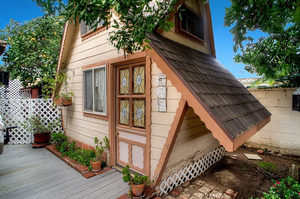 6856 Hesperia Ave, Los Angeles CA  91335-4604 exterior