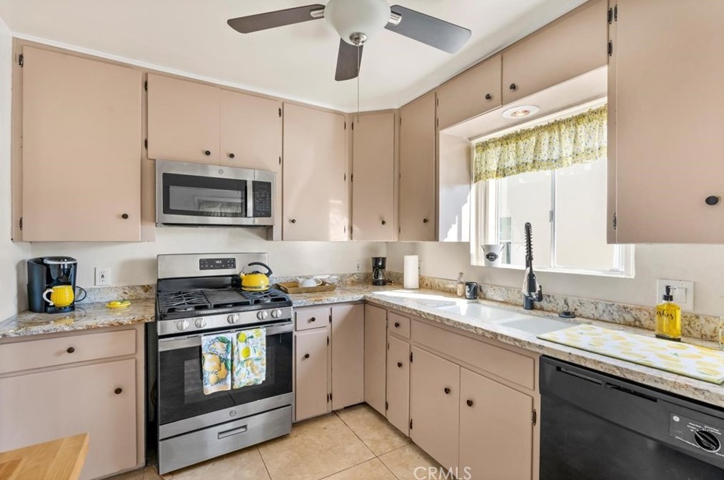 39 Myrtle St, Bakersfield CA  93301-2734 exterior