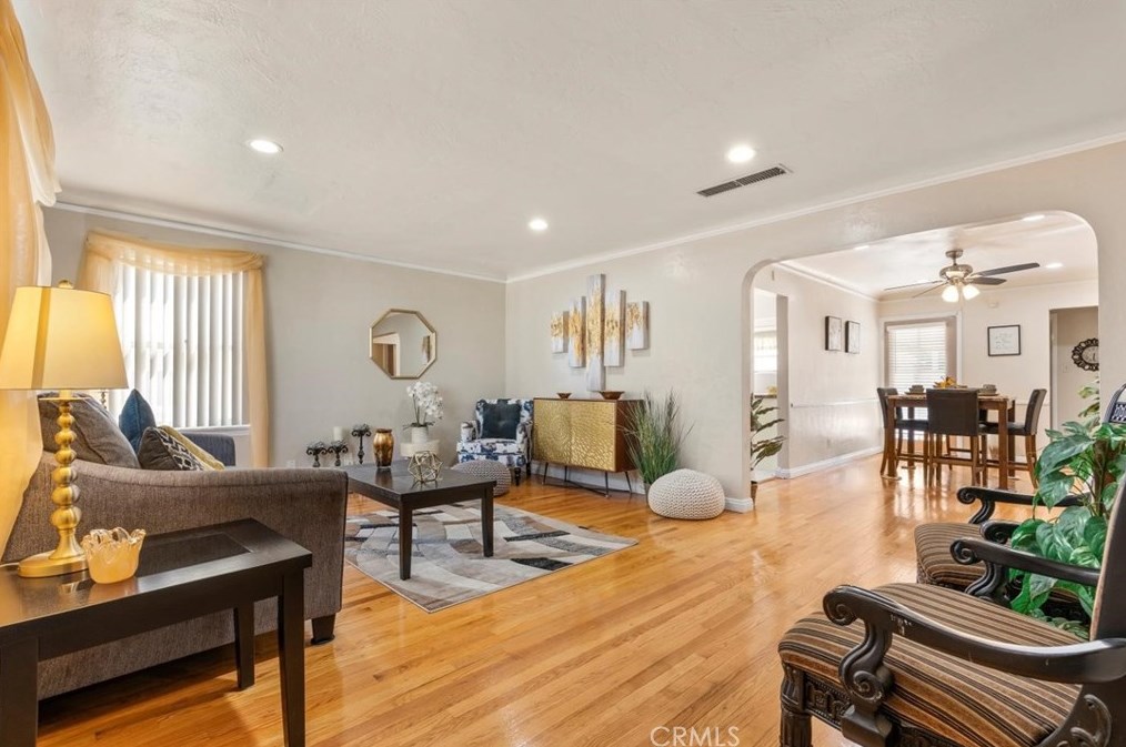 39 Myrtle St, Bakersfield CA  93301-2734 exterior