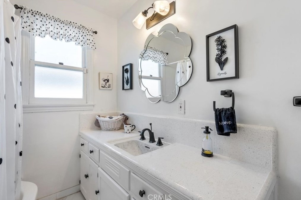 39 Myrtle St, Bakersfield CA  93301-2734 exterior