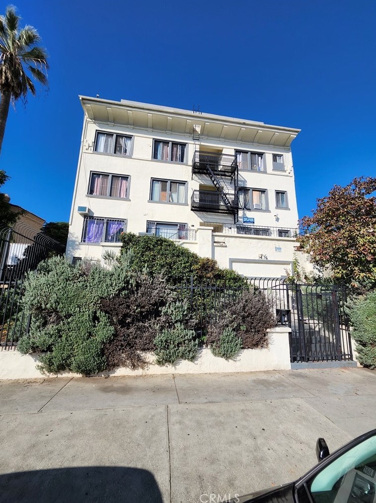 1435 Alvarado St, Los Angeles CA  90006-2464 exterior