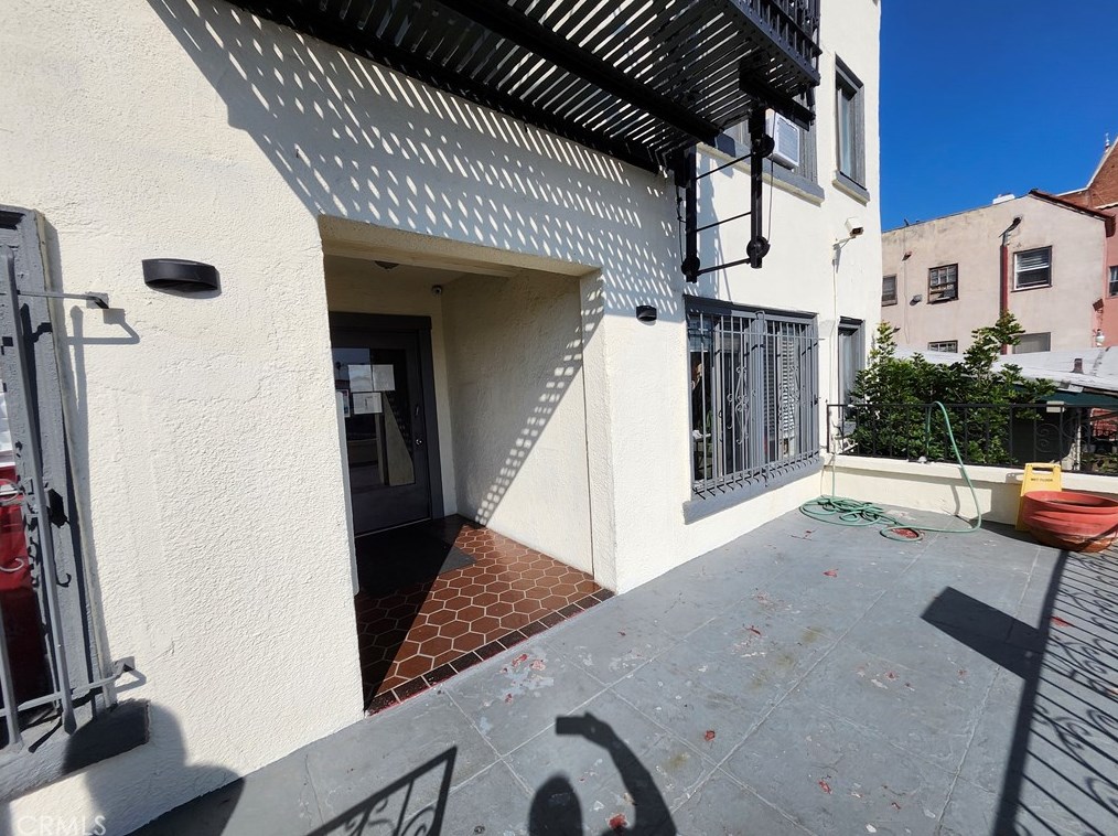 1435 Alvarado St, Los Angeles CA  90006-2464 exterior