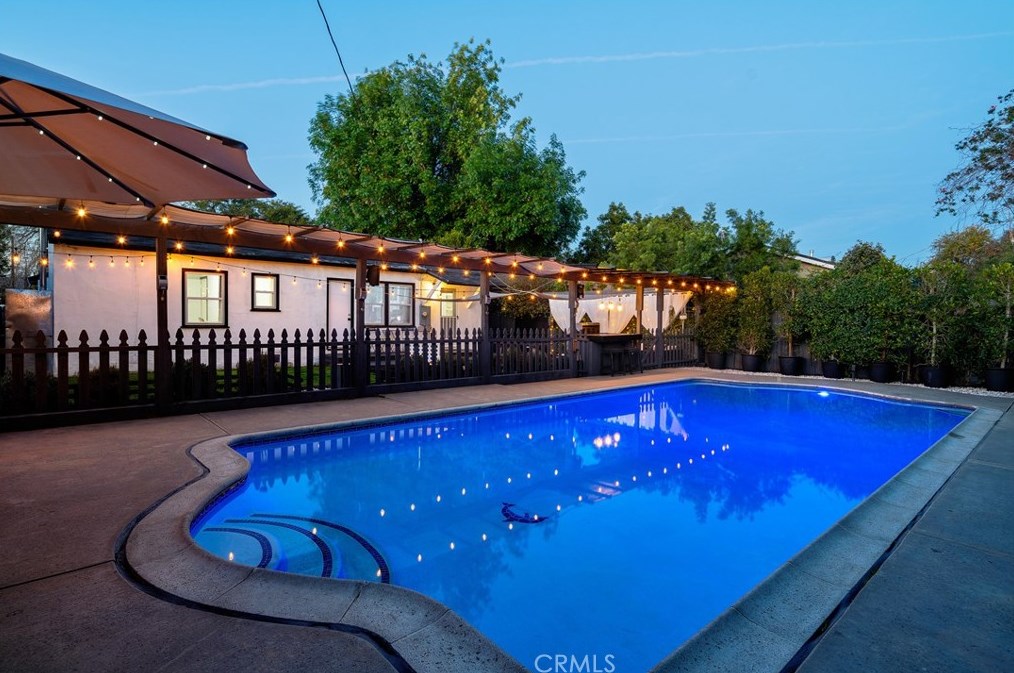 19140 Archwood St, Los Angeles CA  91335-5001 exterior