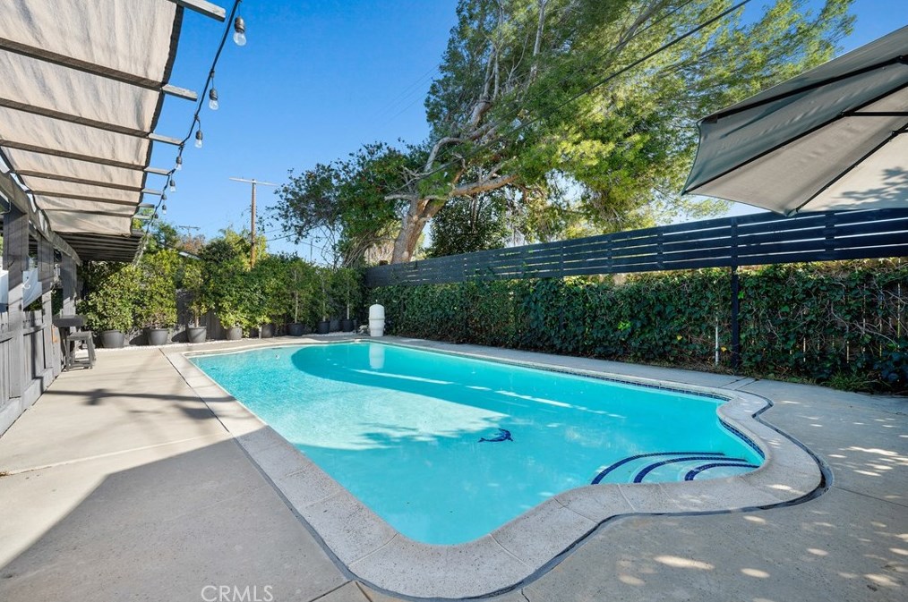 19140 Archwood St, Los Angeles CA  91335-5001 exterior