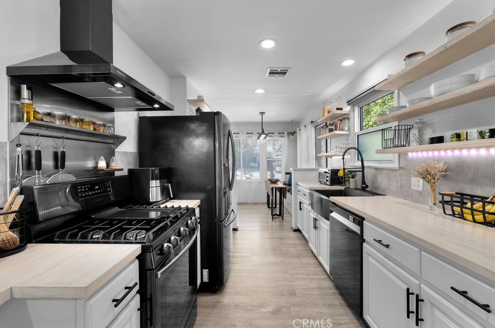 19140 Archwood St, Los Angeles CA  91335-5001 exterior