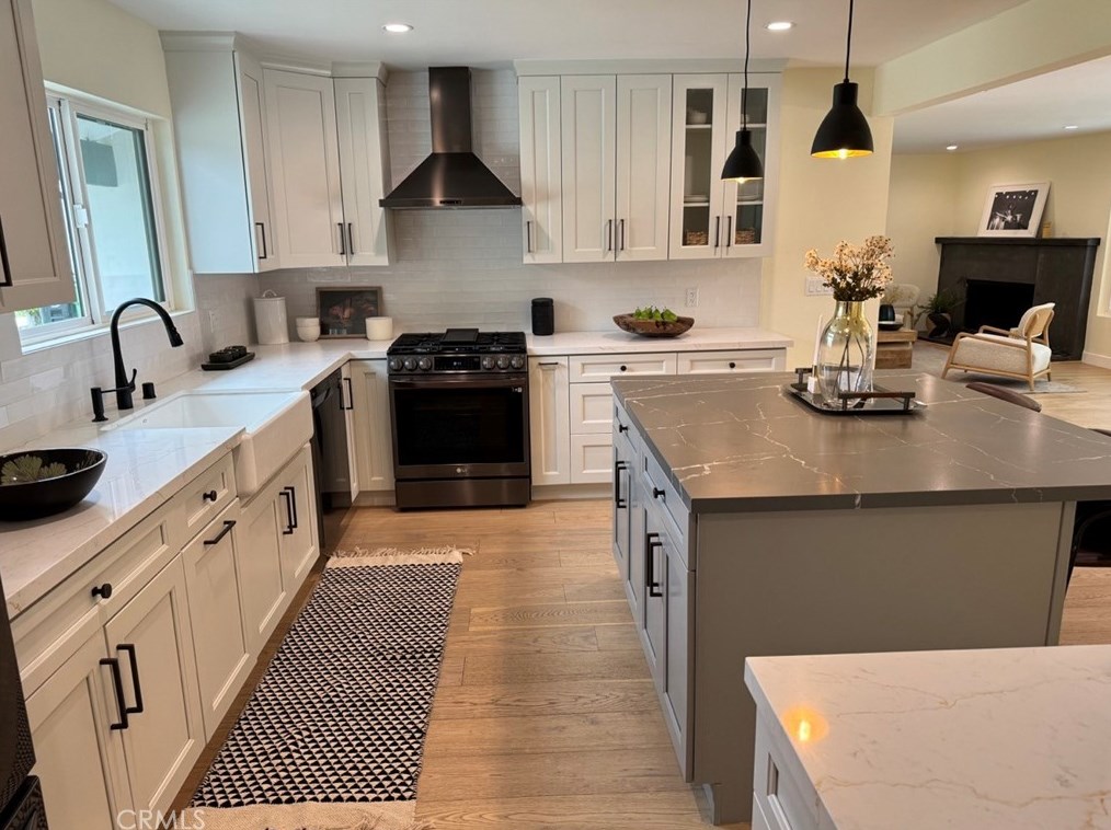 19826 Labrador St, Chatsworth CA  91311-5616 exterior
