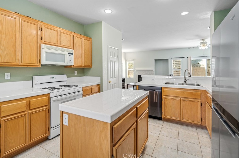 1752 Windermere Dr, Lancaster CA  93534-5316 exterior