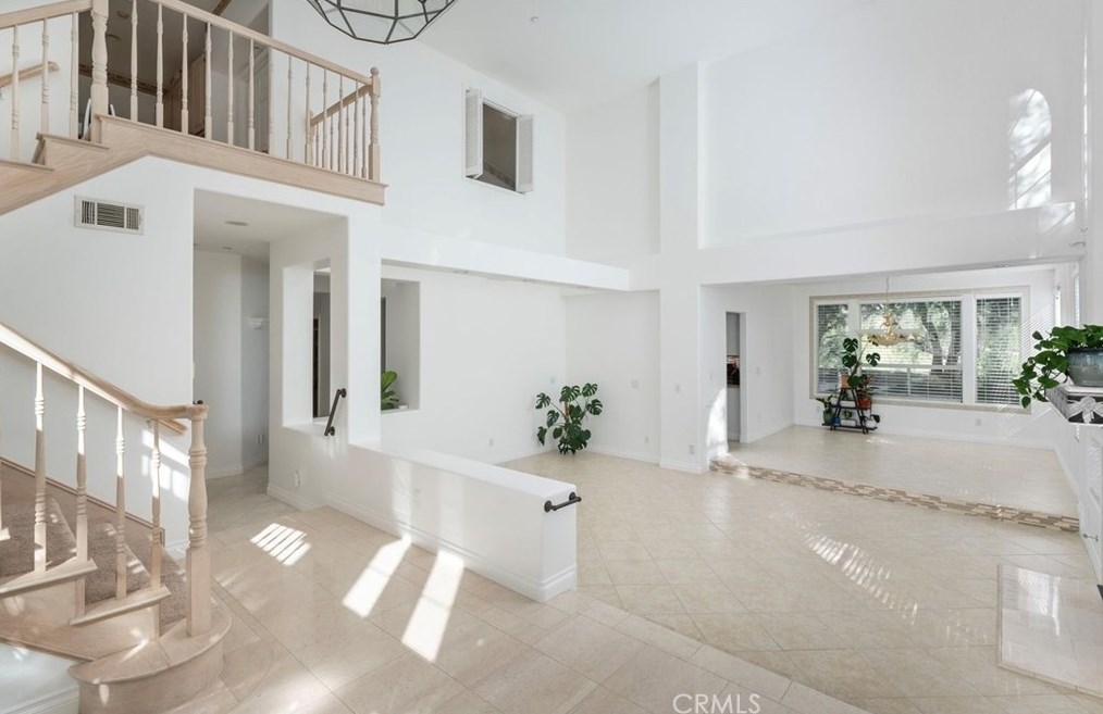 18015 Dali Dr, San Fernando CA  91344-1946 exterior