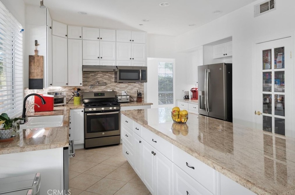 18015 Dali Dr, San Fernando CA  91344-1946 exterior