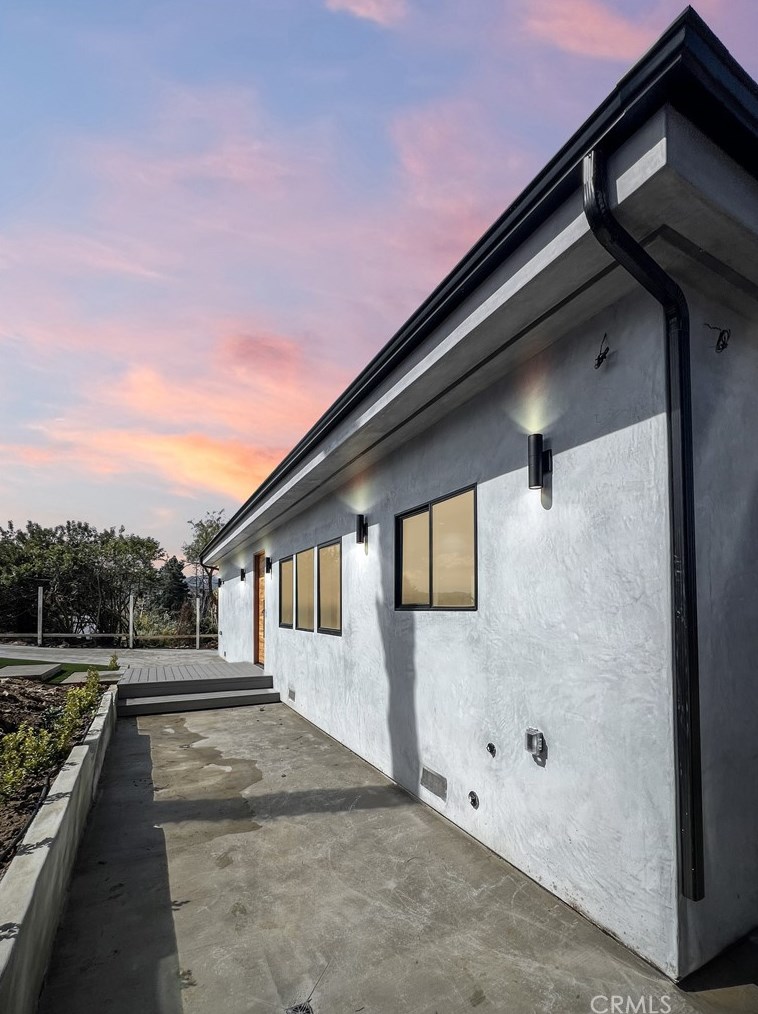 1305 Camino Cristobal, Thousand Oaks CA  91360-2261 exterior
