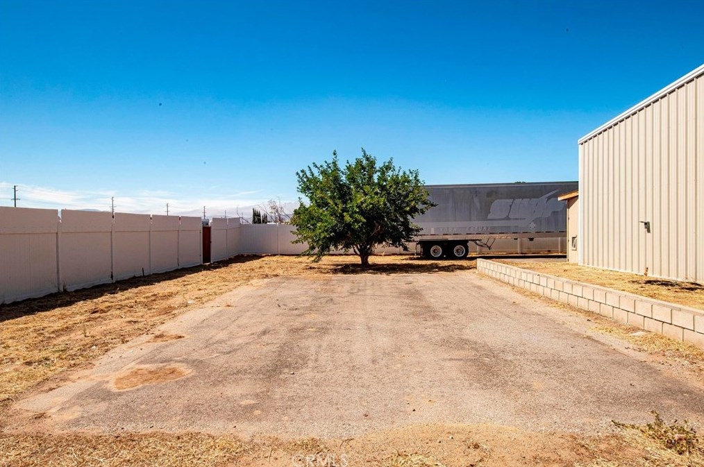 40556 11 St, Palmdale CA  93551-2019 exterior