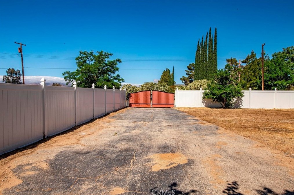 40556 11 St, Palmdale CA  93551-2019 exterior