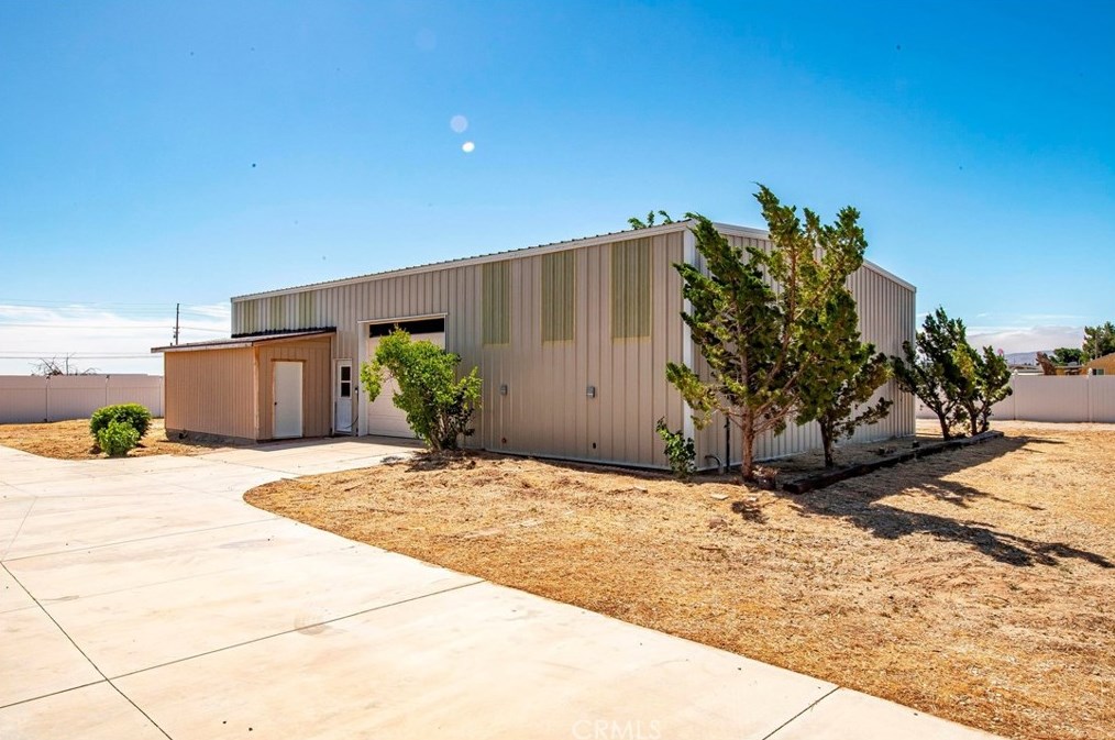 40556 11 St, Palmdale CA  93551-2019 exterior