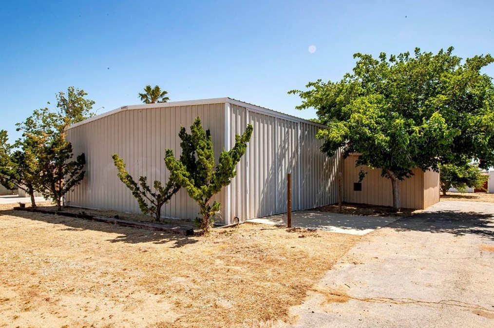 40556 11 St, Palmdale CA  93551-2019 exterior