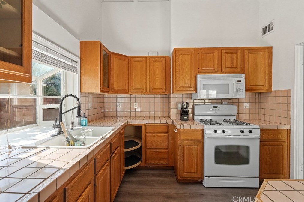 18167 Cantara St, Los Angeles CA  91335-1010 exterior