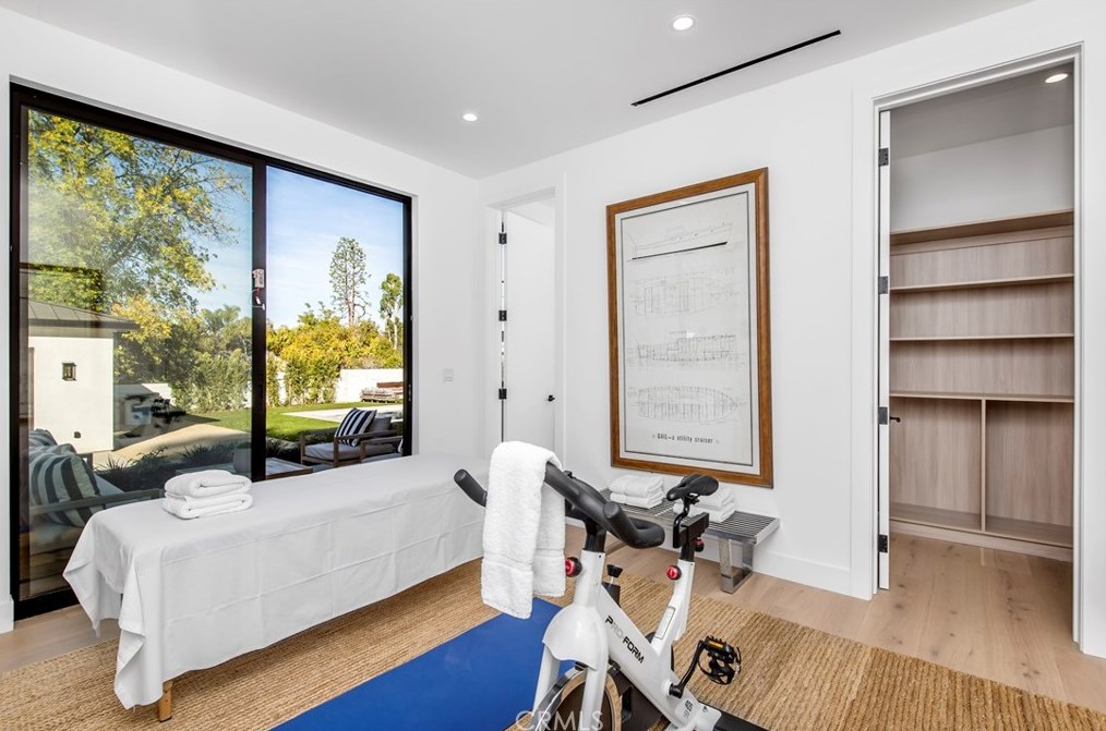 5015 Otis Ave, Los Angeles CA  91356-4210 exterior