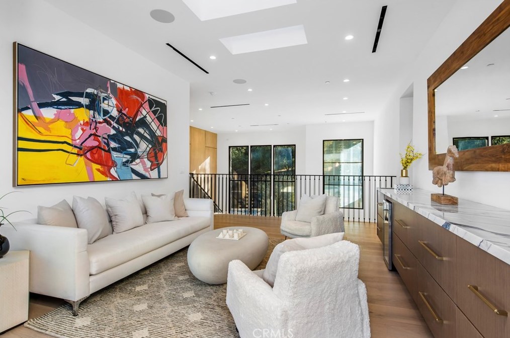 5015 Otis Ave, Los Angeles CA  91356-4210 exterior