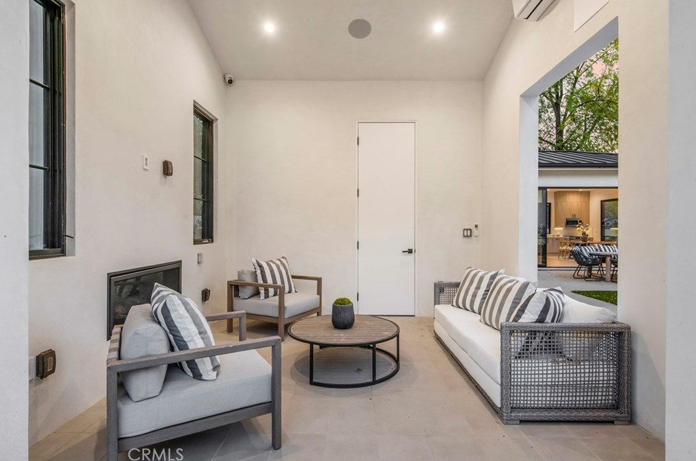 5015 Otis Ave, Los Angeles CA  91356-4210 exterior