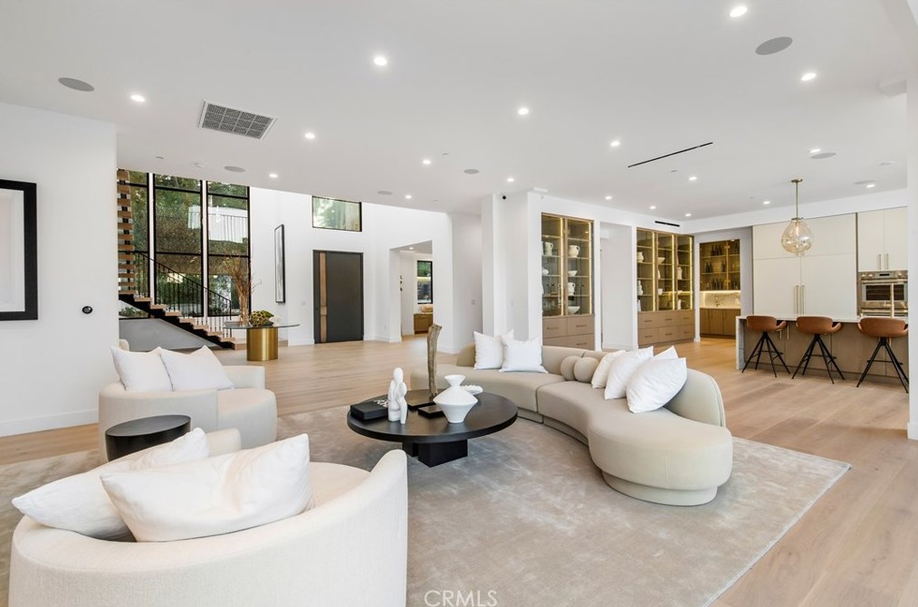 5015 Otis Ave, Los Angeles CA  91356-4210 exterior