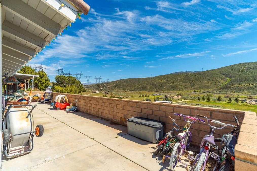 5605 Elizabeth Lake Rd, Palmdale CA  93551-7102 exterior