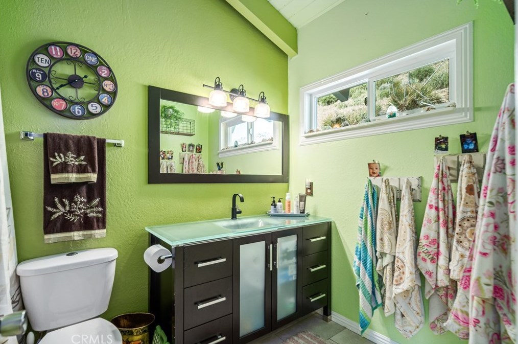 5605 Elizabeth Lake Rd, Palmdale CA  93551-7102 exterior