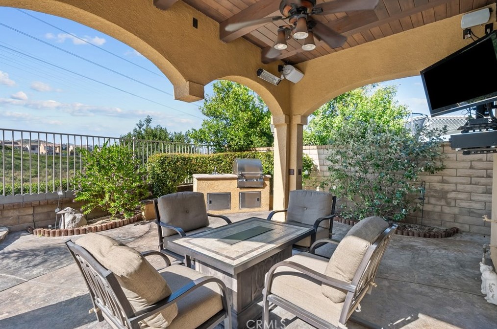 24205 English Rose Pl, Santa Clarita CA  91354-4921 exterior