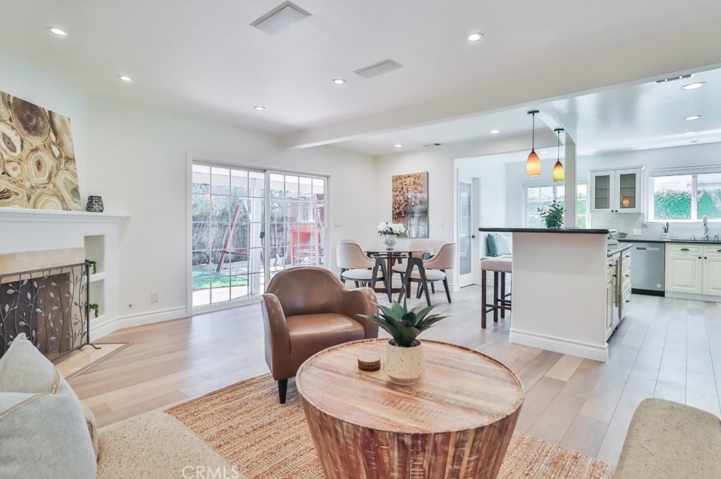 5400 Garden Grove Ave, Los Angeles CA  91356-3606 exterior