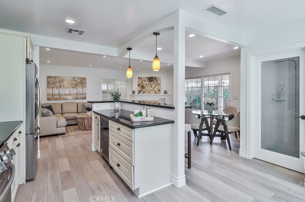 5400 Garden Grove Ave, Los Angeles CA  91356-3606 exterior