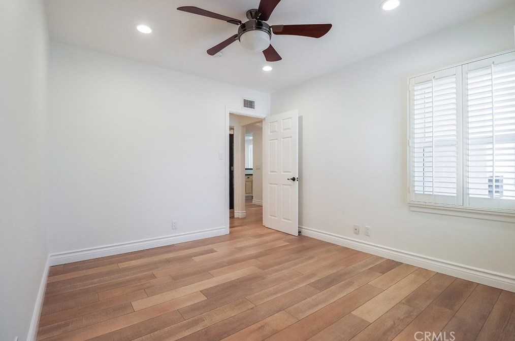 5400 Garden Grove Ave, Los Angeles CA  91356-3606 exterior