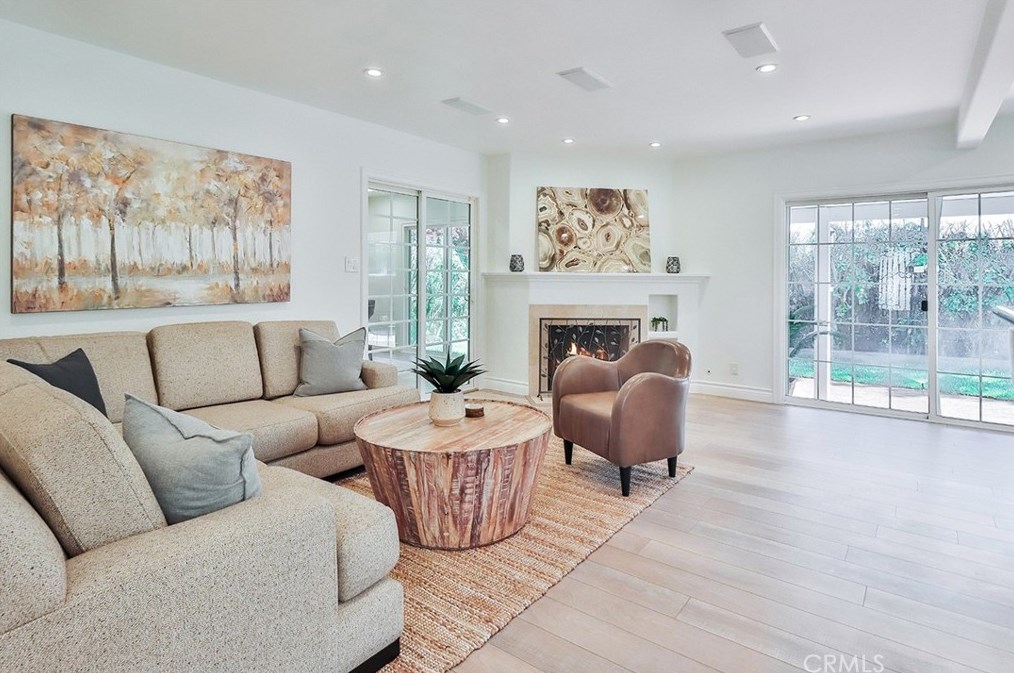 5400 Garden Grove Ave, Los Angeles CA  91356-3606 exterior