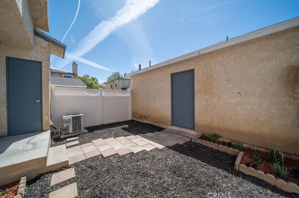 43611 Park Ave, Lancaster CA  93534-5075 exterior