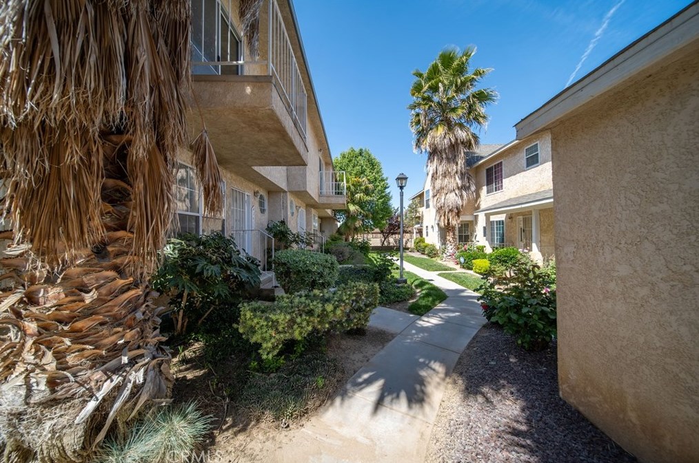 43611 Park Ave, Lancaster CA  93534-5075 exterior