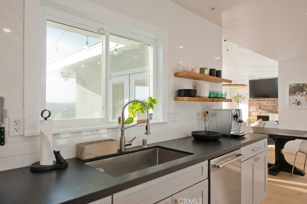 1215 Vis Superba, Glendale CA 91205 exterior