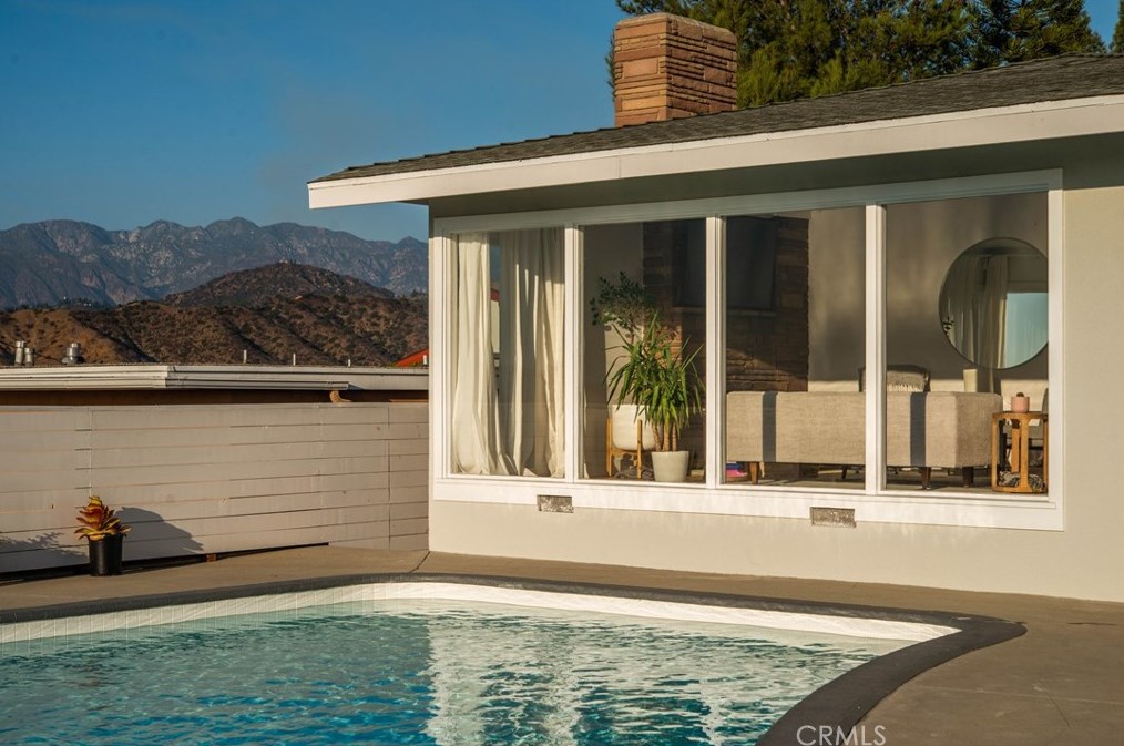 1215 Vis Superba, Glendale CA 91205 exterior