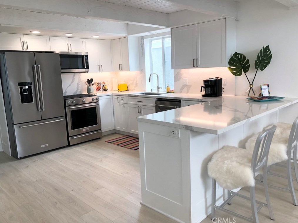 320 Rossmore Dr, Oxnard CA  93035-4465 exterior