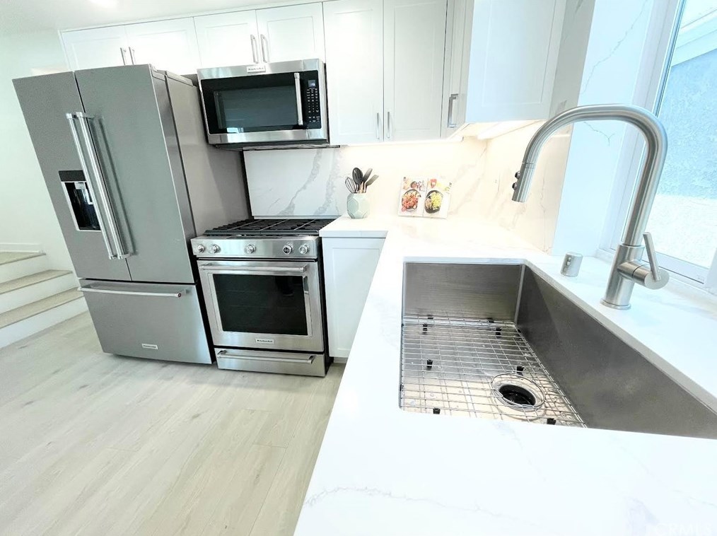 320 Rossmore Dr, Oxnard CA  93035-4465 exterior