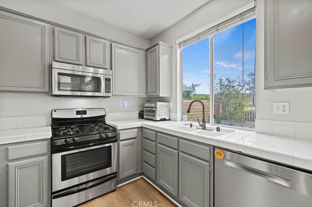 28482 Mayfair Dr, Santa Clarita CA  91354-1519 exterior