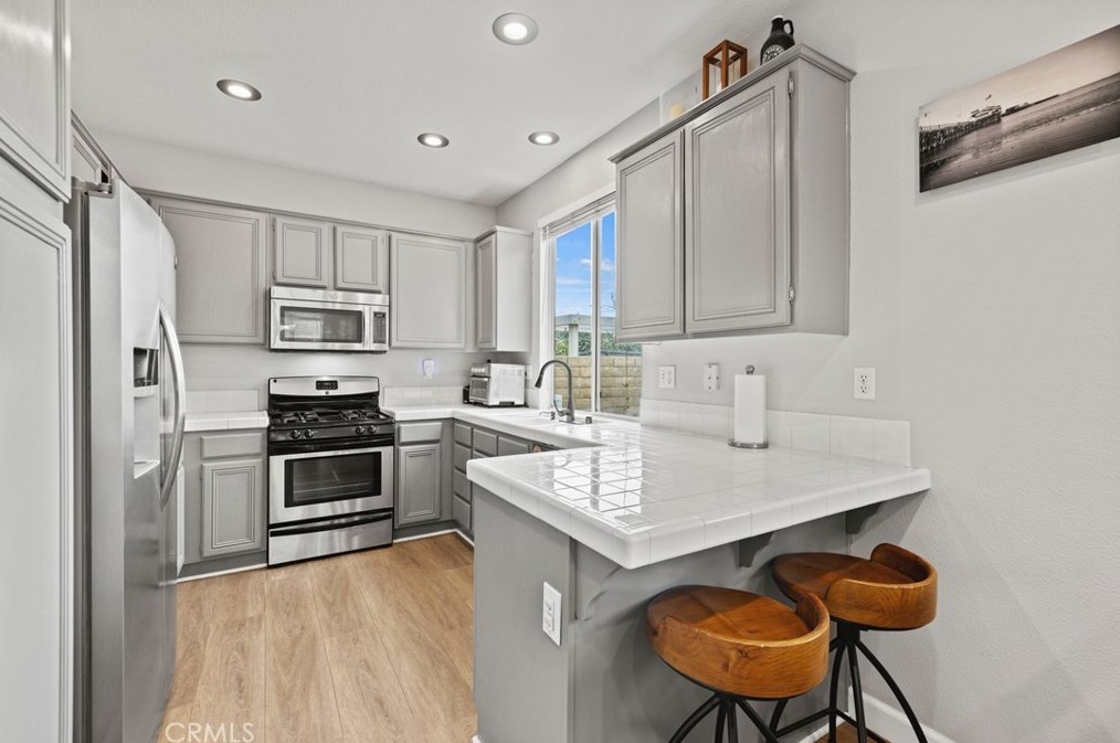 28482 Mayfair Dr, Santa Clarita CA  91354-1519 exterior