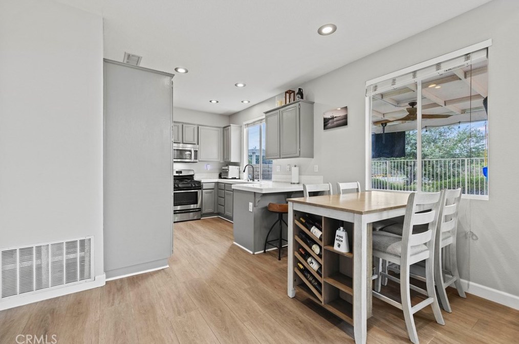 28482 Mayfair Dr, Santa Clarita CA  91354-1519 exterior