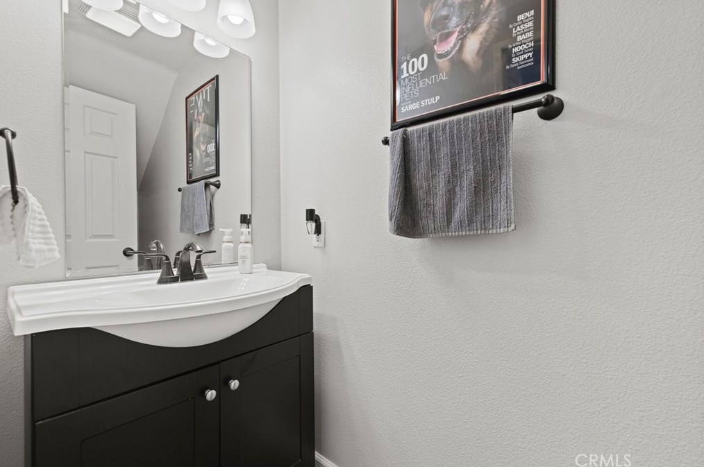 28482 Mayfair Dr, Santa Clarita CA  91354-1519 exterior