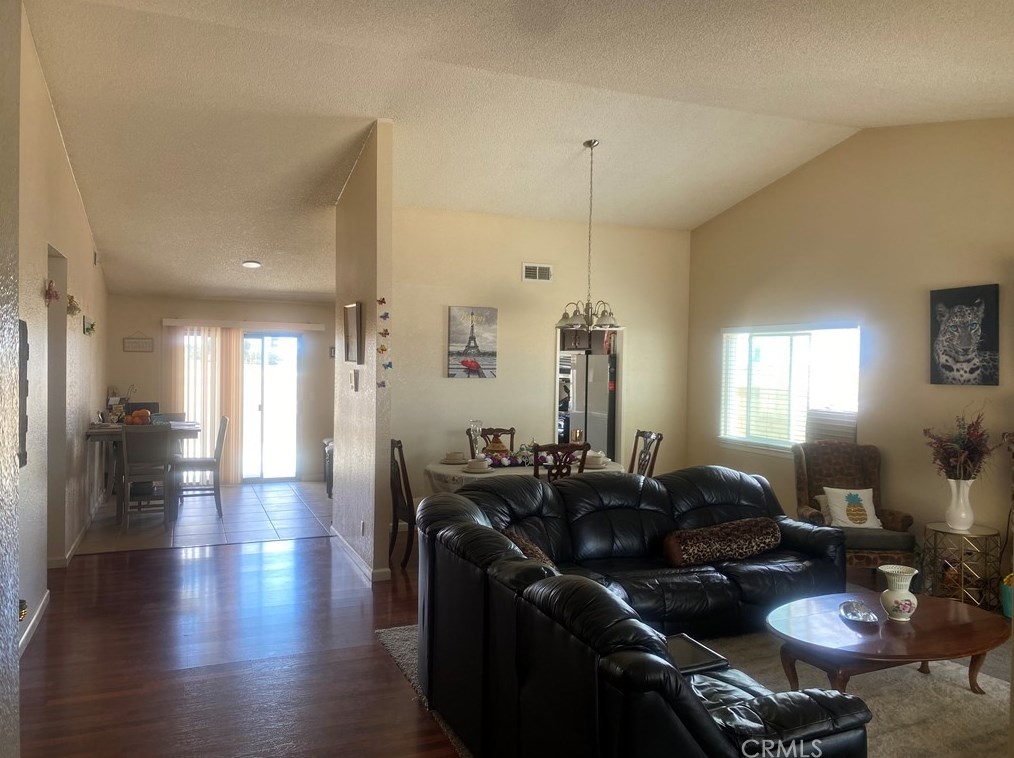 2869 La Vida Dr, Lancaster CA  93535-5873 exterior