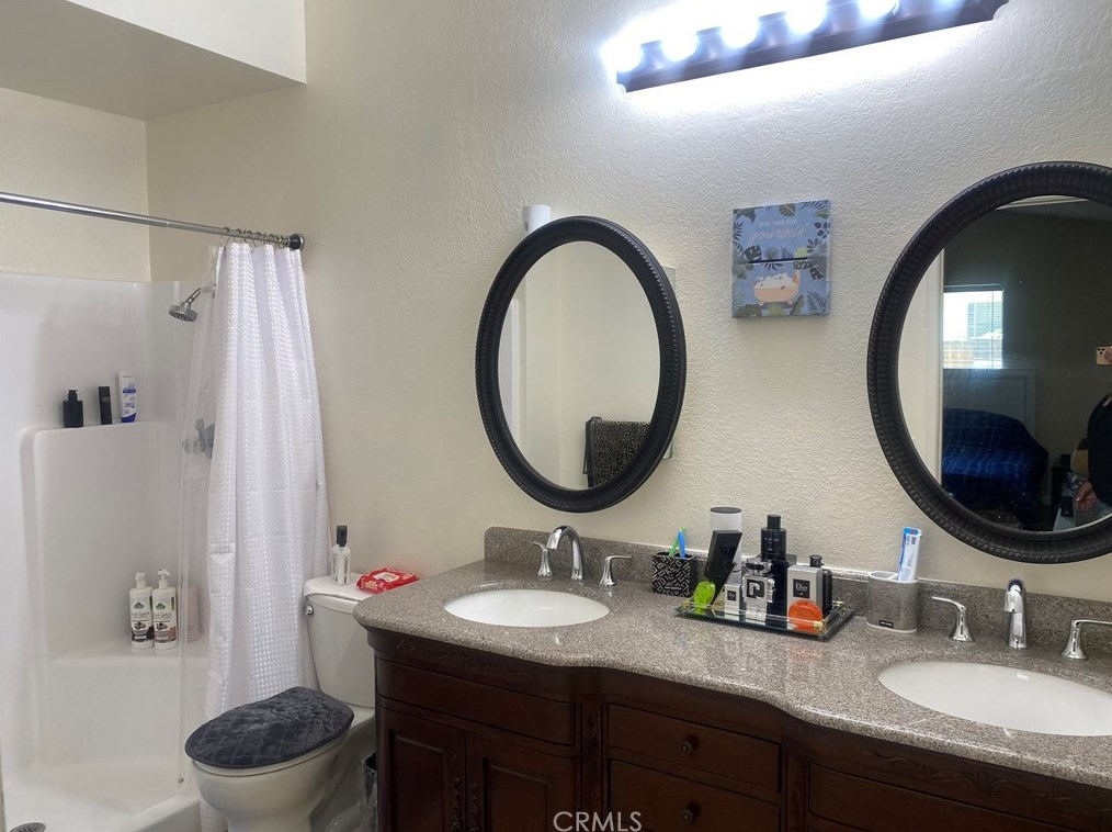 2869 La Vida Dr, Lancaster CA  93535-5873 exterior