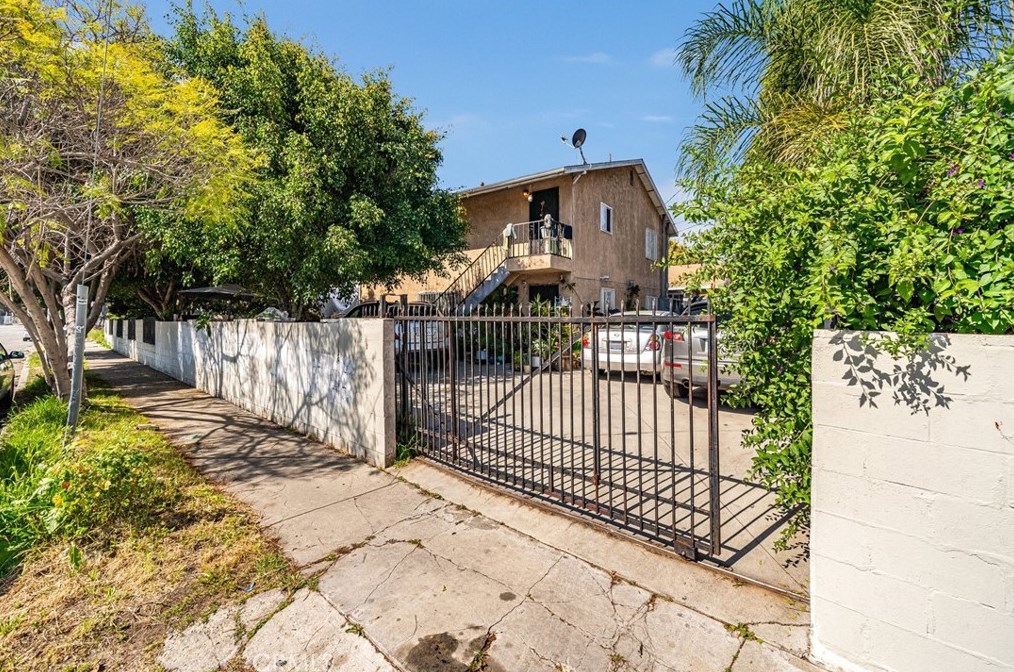 411 111th St, Los Angeles CA  90061-3054 exterior